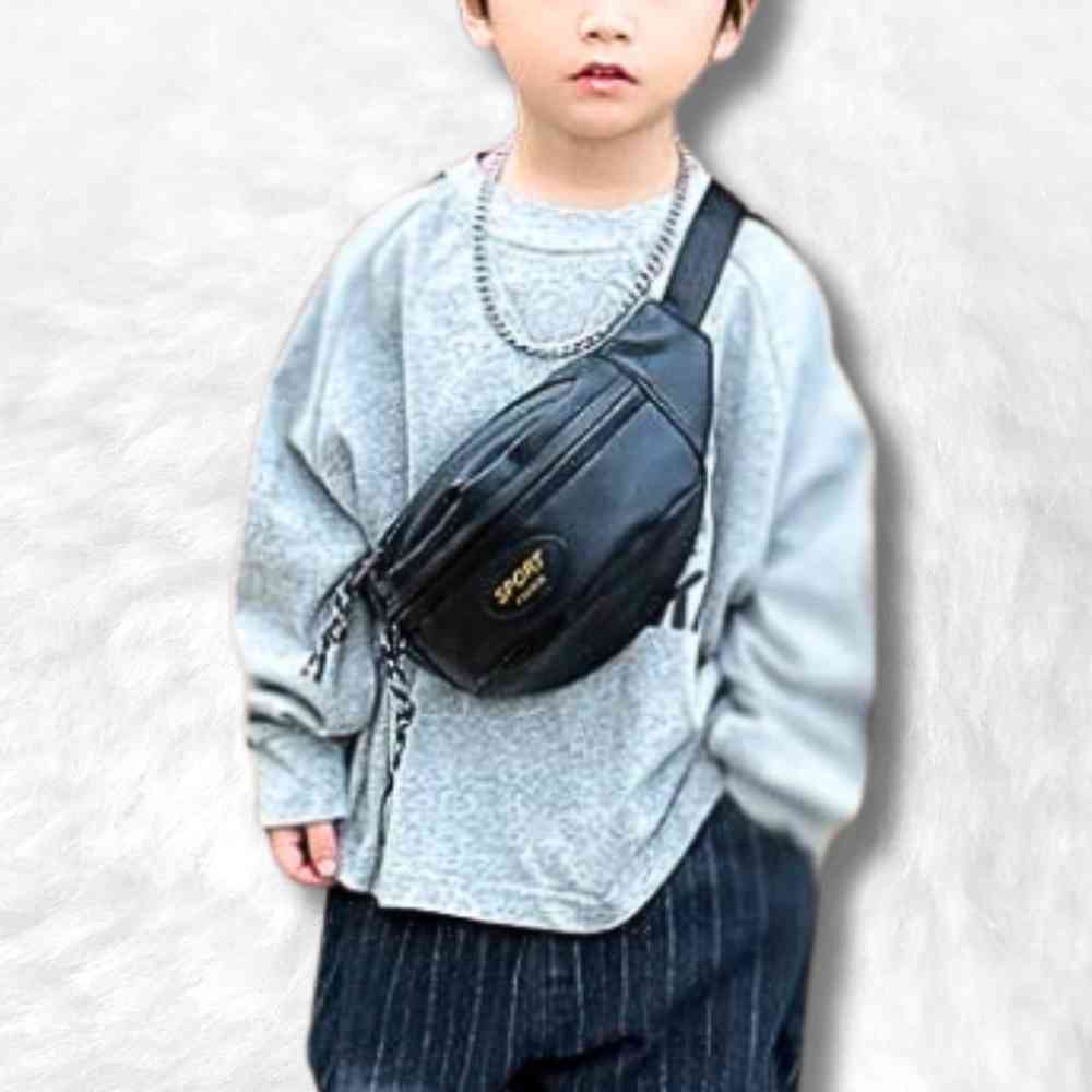 Sac Banane Enfant Cuir Végan noir sur un garçon