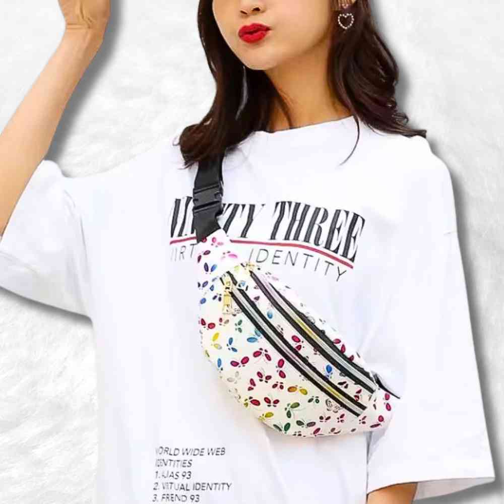 Une femme porte ce Sac Banane Femme Brillant blanc