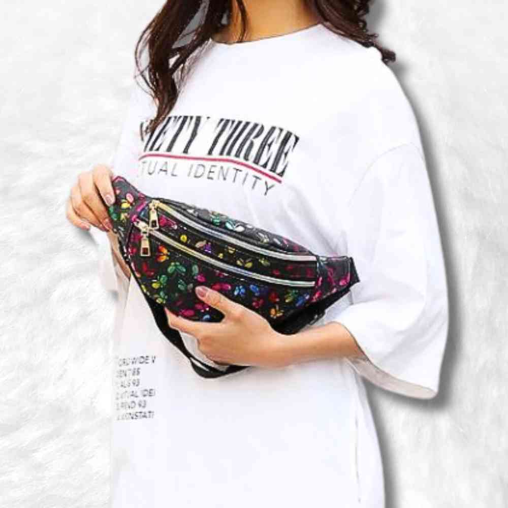 Une femme est habillée du Sac Banane Femme Brillant noir