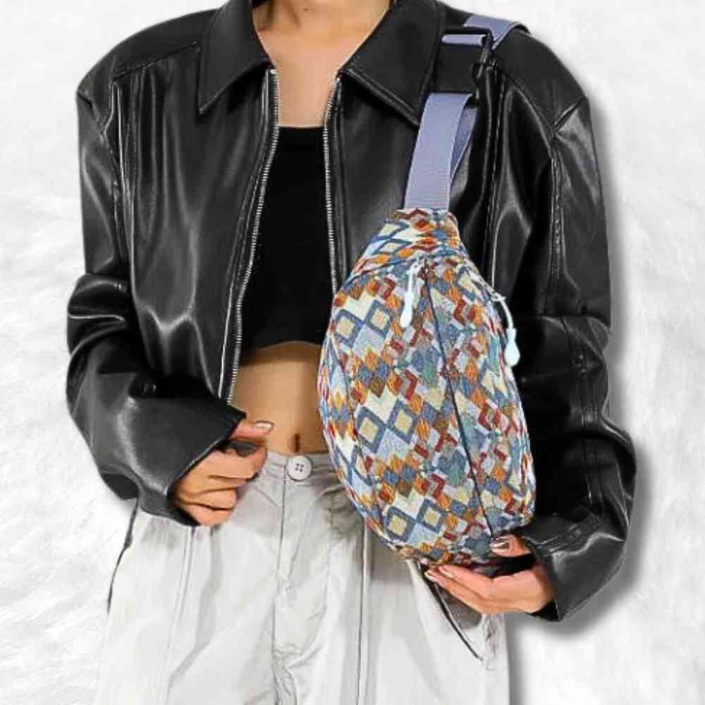 Une femme porte le Sac Banane Femme Tissu bleu