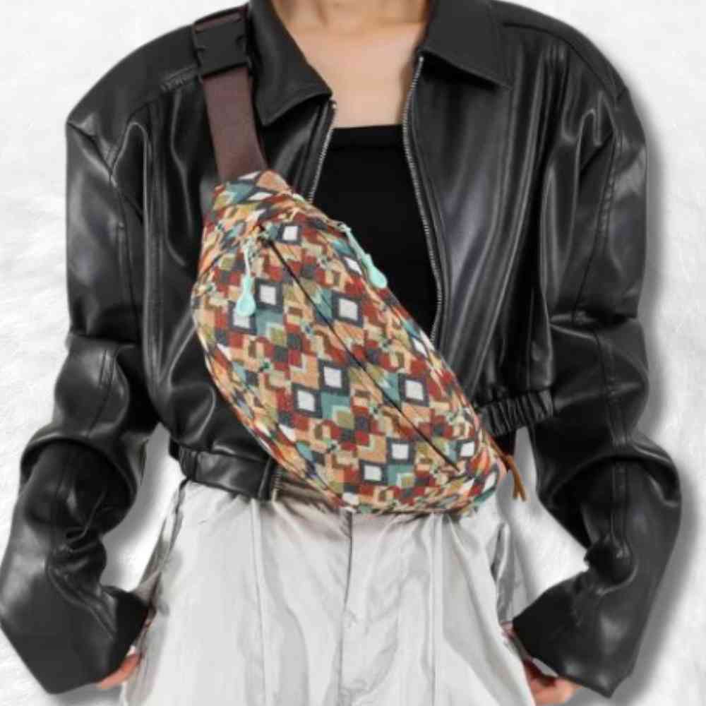 Sac Banane Femme Tissu marron porté élégamment