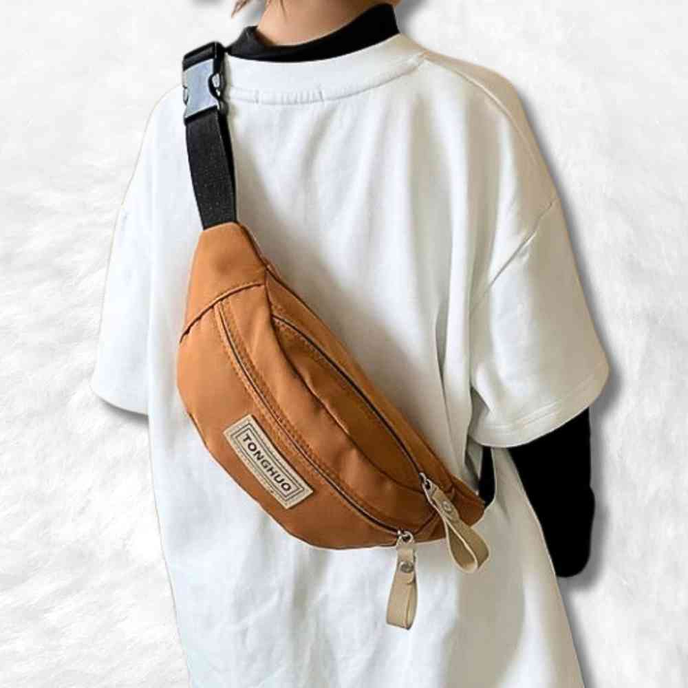 Un enfant avec le Sac Banane Garçon marron