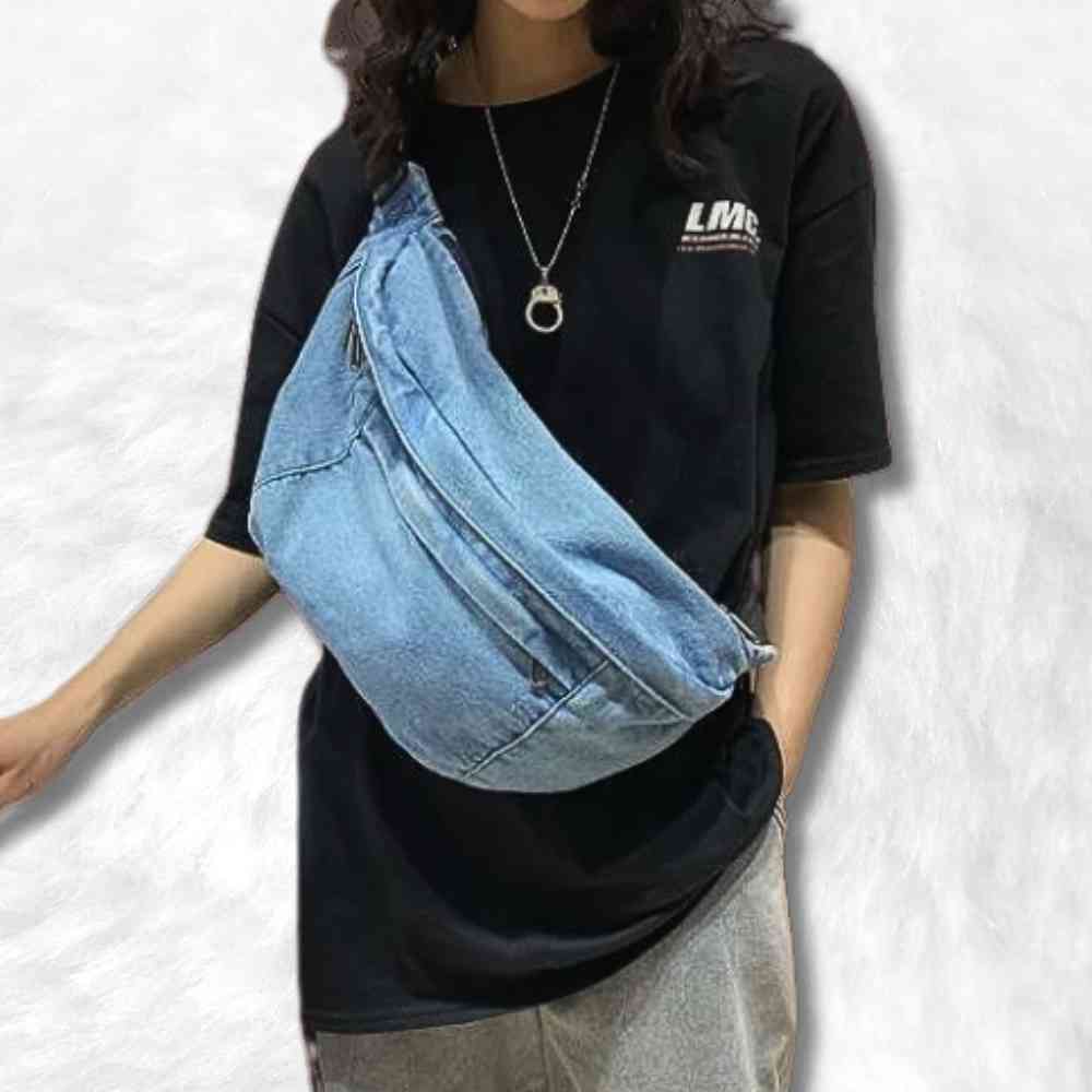 Sac Banane Jean XL bleu porté par une femme