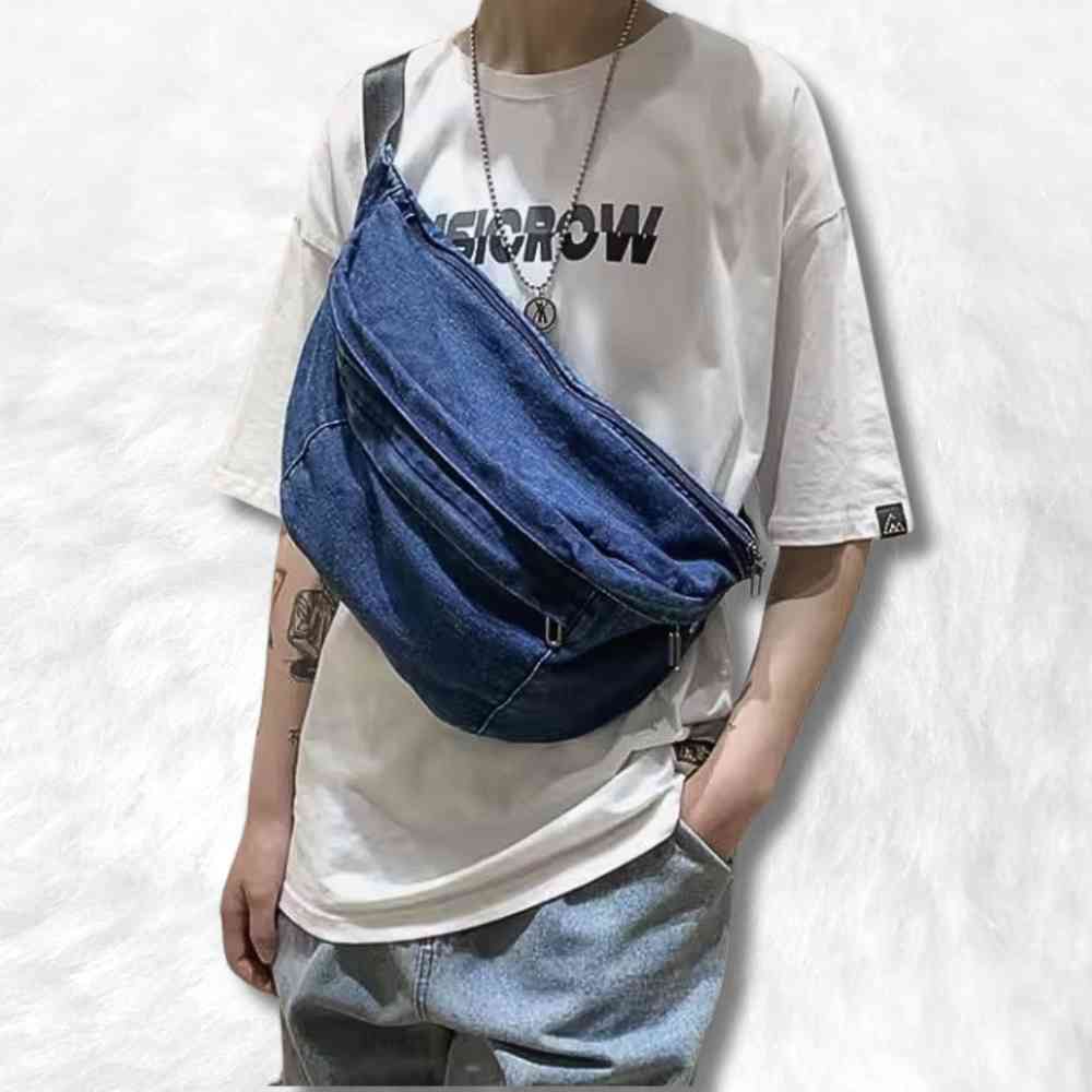 Un homme avec le Sac Banane Jean XL marine