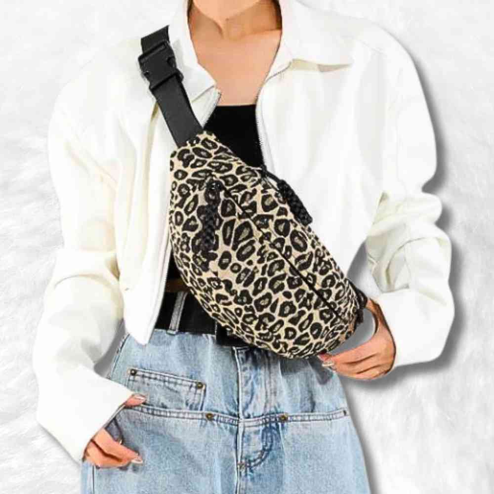 Une femme avec le Sac Banane Léopard Imperméable beige