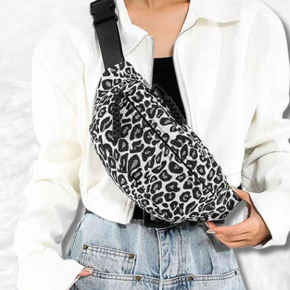 Sac Banane Léopard Imperméable blanc porté par une femme