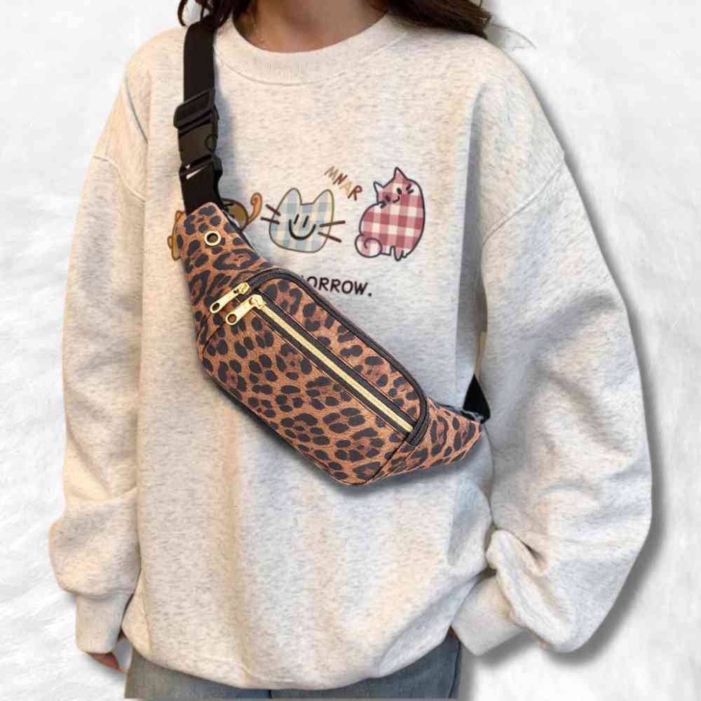 Sac Banane Léopard marron sur une belle femme