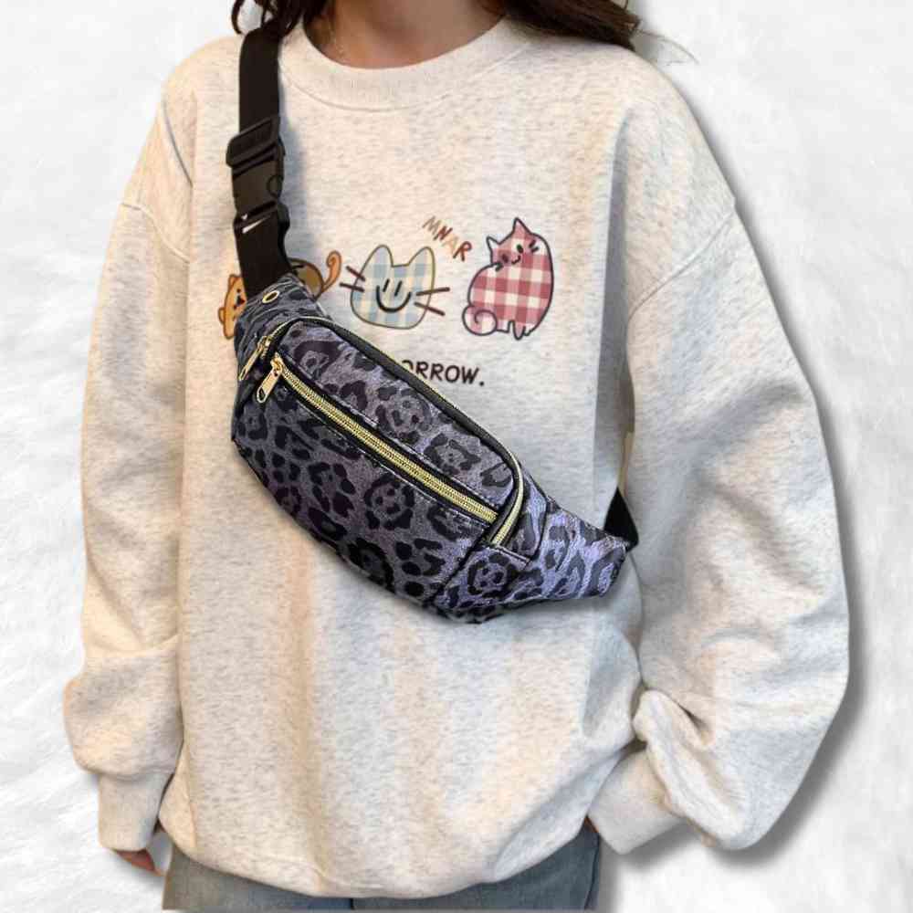 Sac Banane Léopard noir porté par une femme