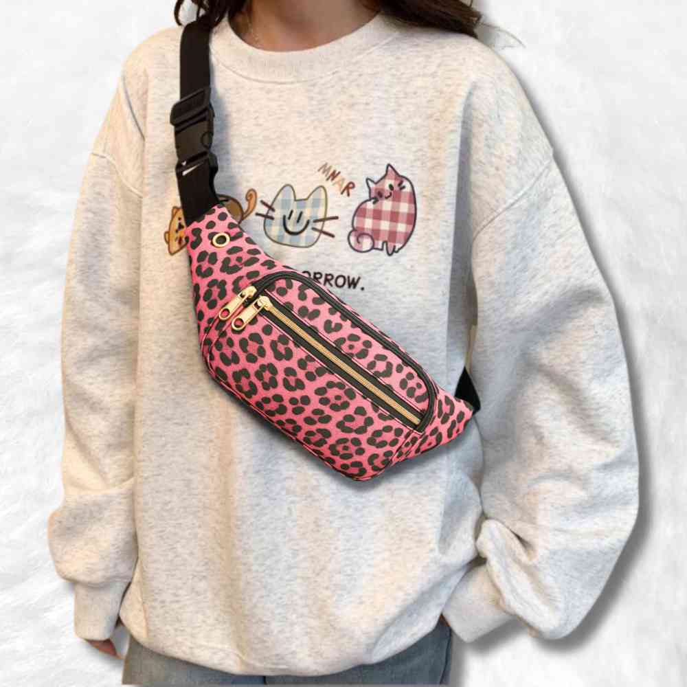 Sac Banane Léopard rose habillé par une femme