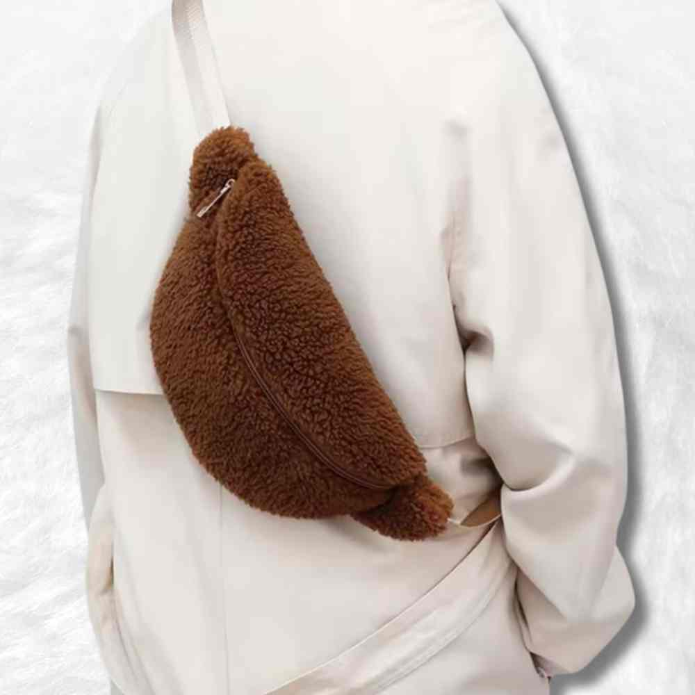 Une femme avec le Sac Banane Moumoute marron sur elle