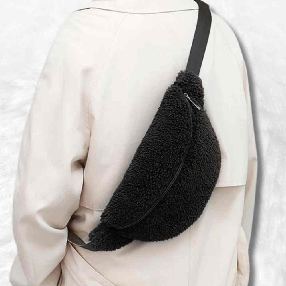 Une femme portant le Sac Banane Moumoute noir