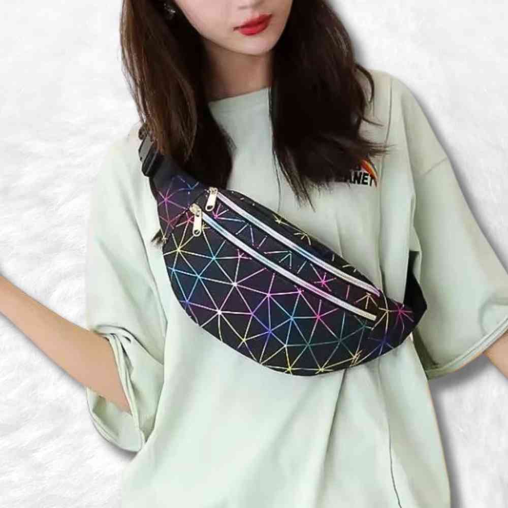 Une femme habillée du Sac Banane Multicolore noir