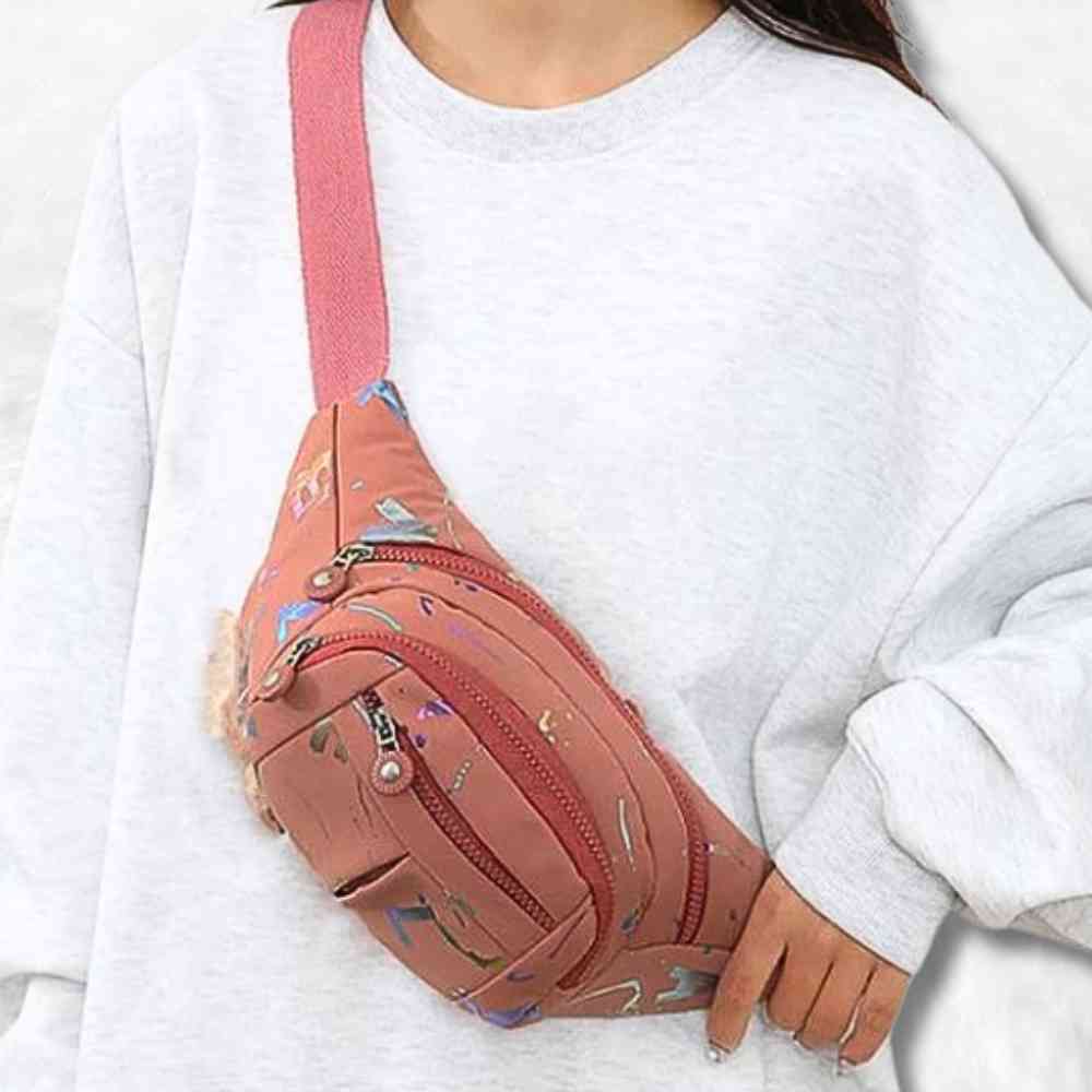 Sac Banane Multipoches Femme rose porté par une femme