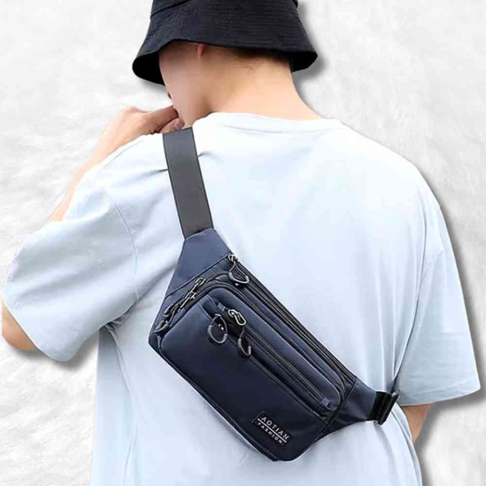 Sac Banane Rectangulaire bleu sur un bel homme
