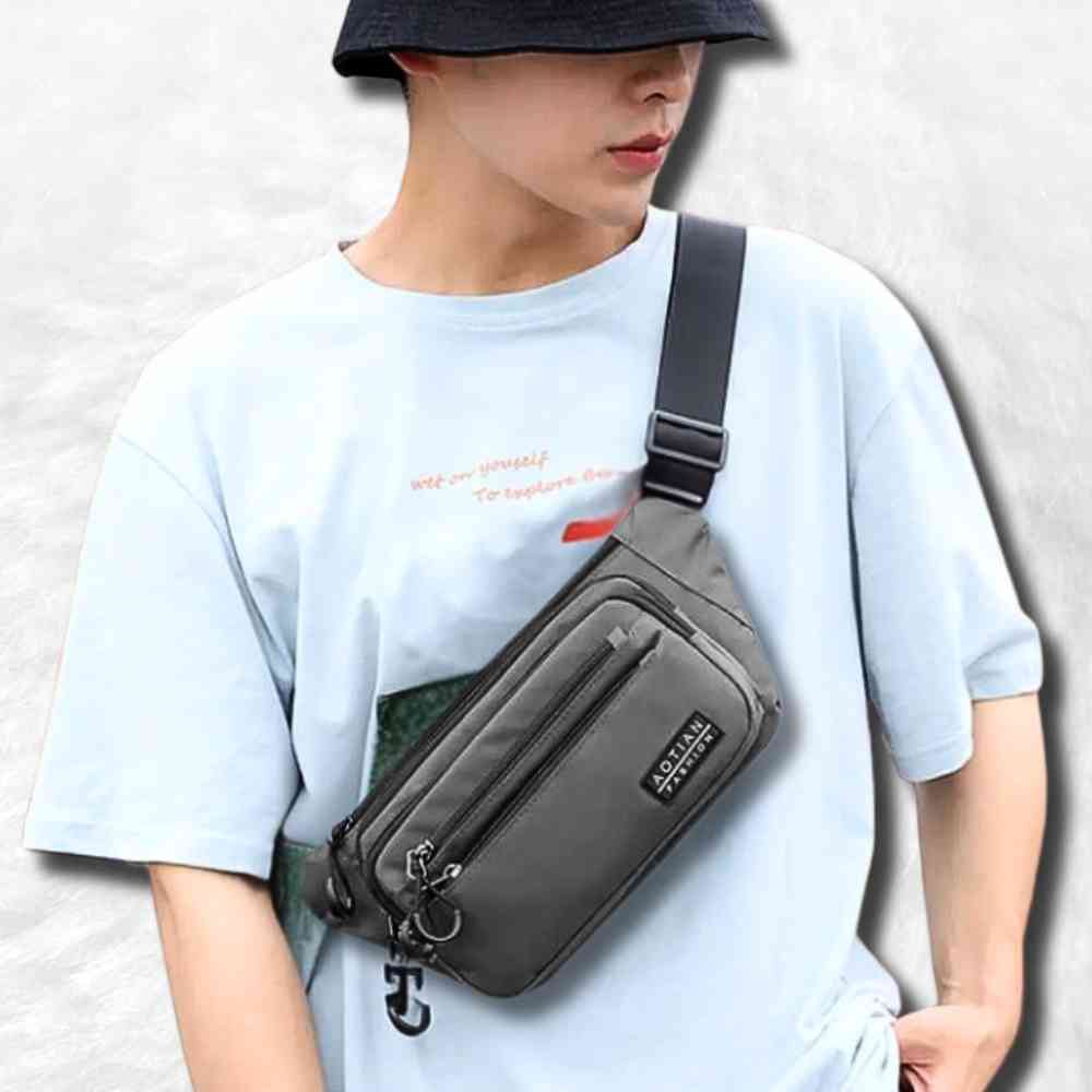 Un homme avec le Sac Banane Rectangulaire gris
