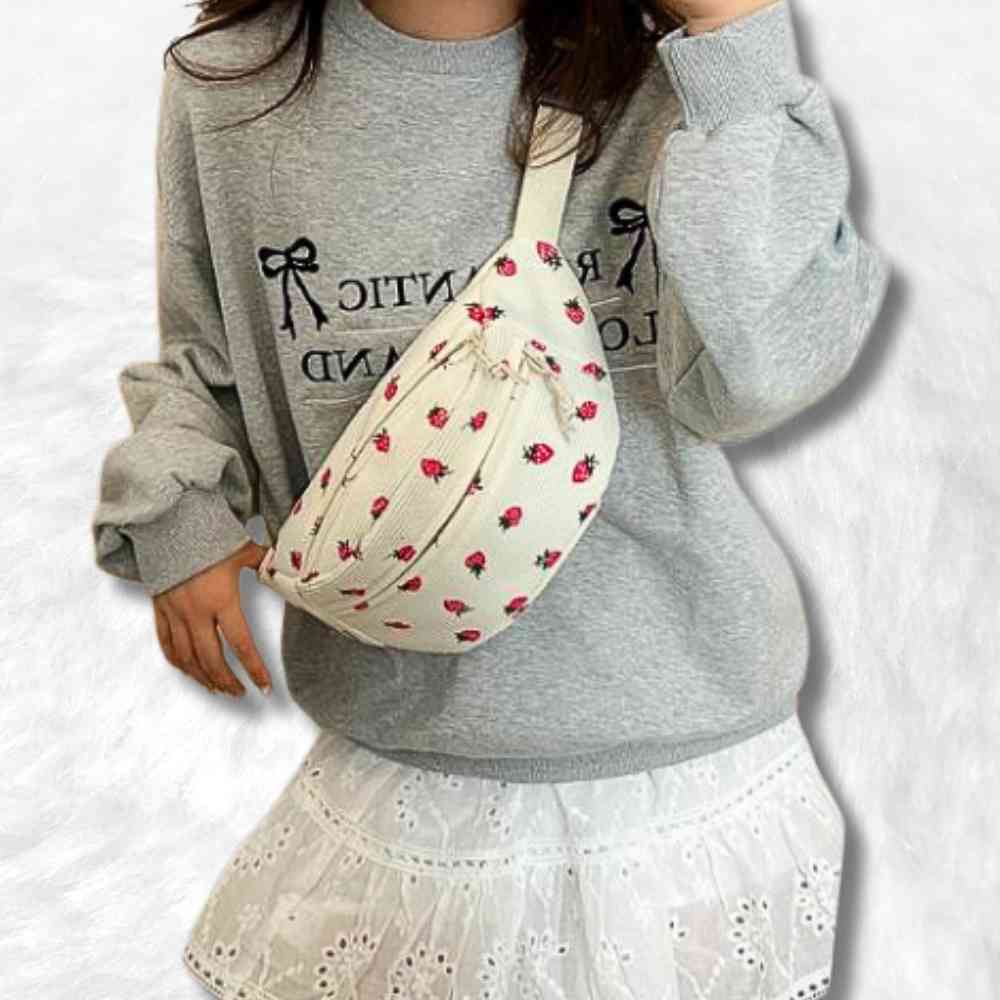 Sac Banane Velours Côtelé Fraise blanc sur une femme