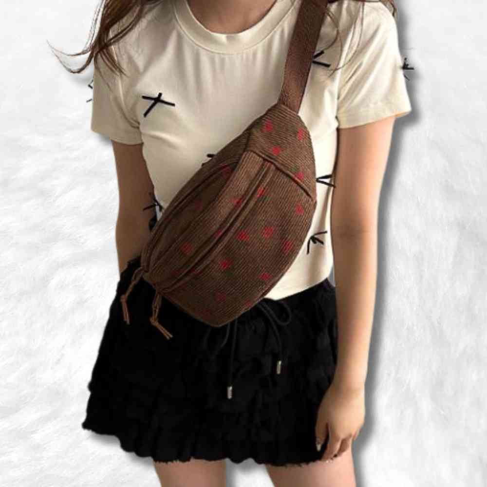 Sac Banane Velours Côtelé Fraise marron sur une femme