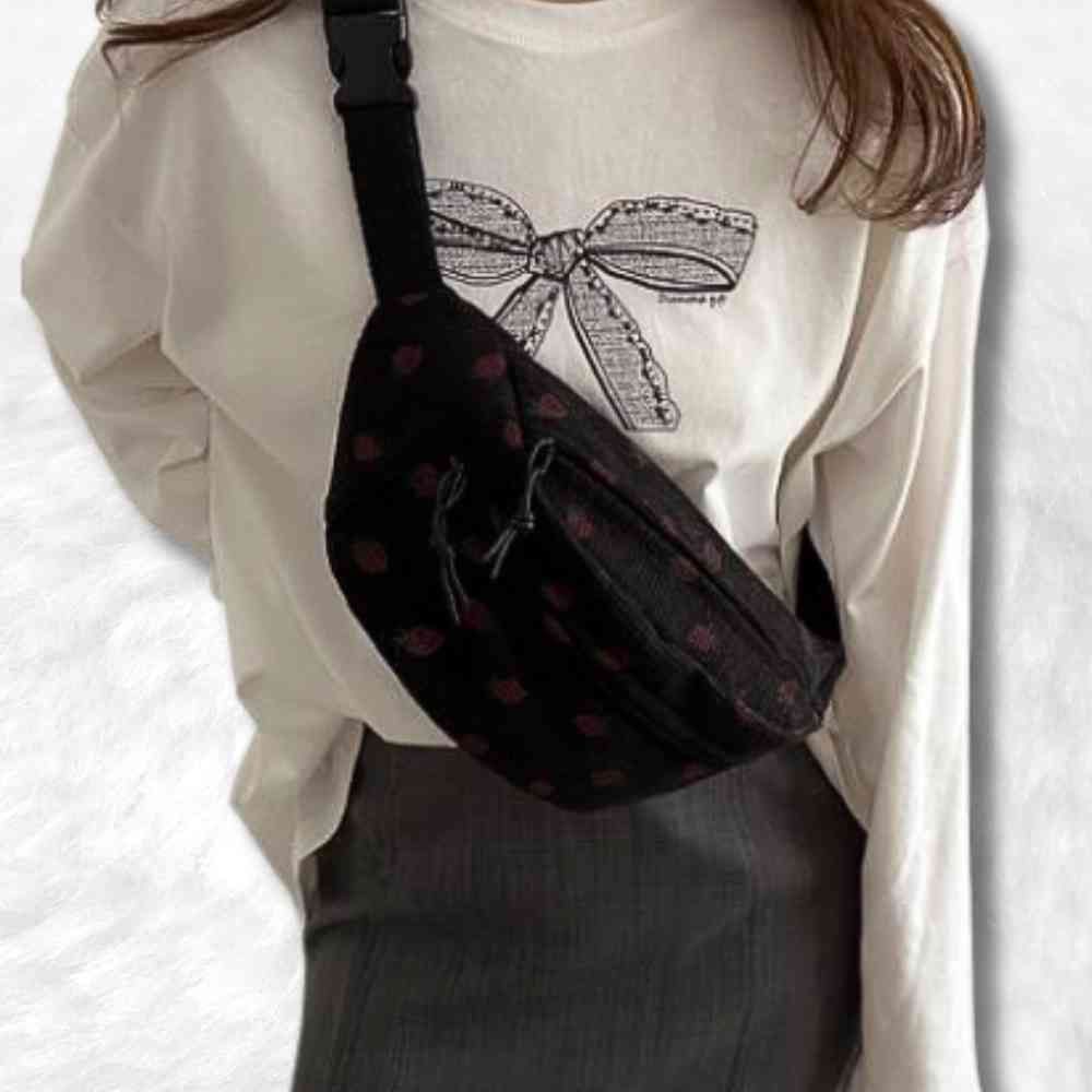 Une femme habillée du Sac Banane Velours Côtelé Fraise noir