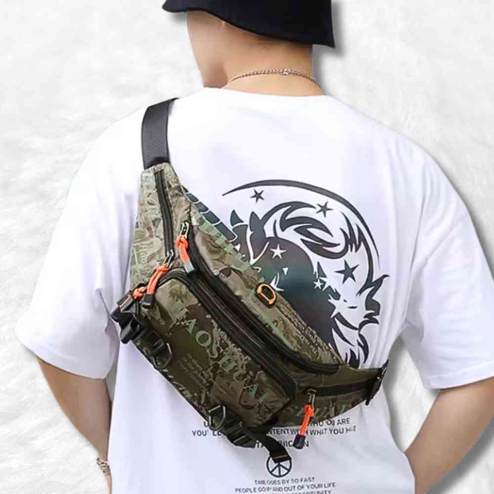 Un homme portant ce Sac Banane Voyage camouflage