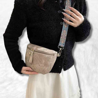 Une femme avec le Sac Banane Daim​ beige