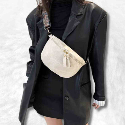 Sac Banane Daim​ blanc crème porté par une femme