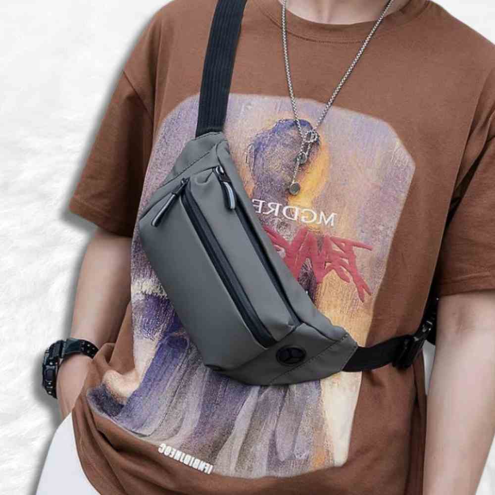 Un homme porte le Sac Banane Étanche gris​ 