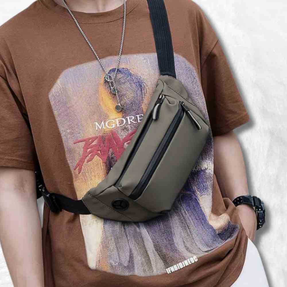 Un homme avec le Sac Banane Étanche taupe​ 