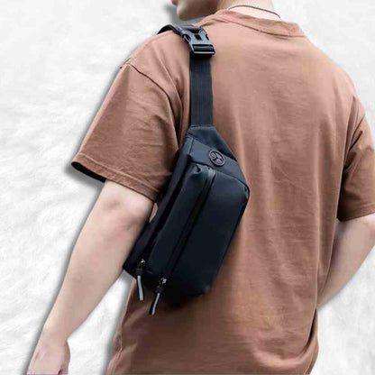 Sac Banane Étanche noir​ sur un homme