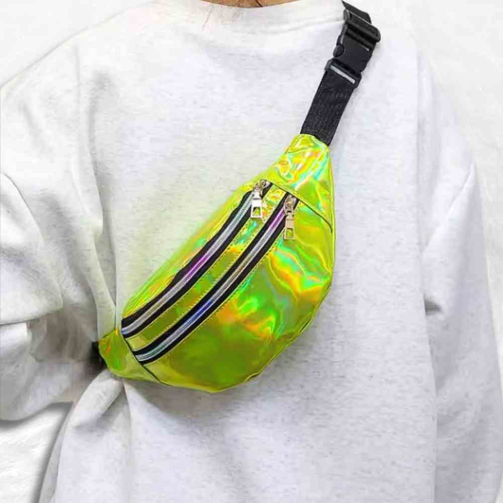 Sac Banane Brillant Holographique​ jaune porté par une femme
