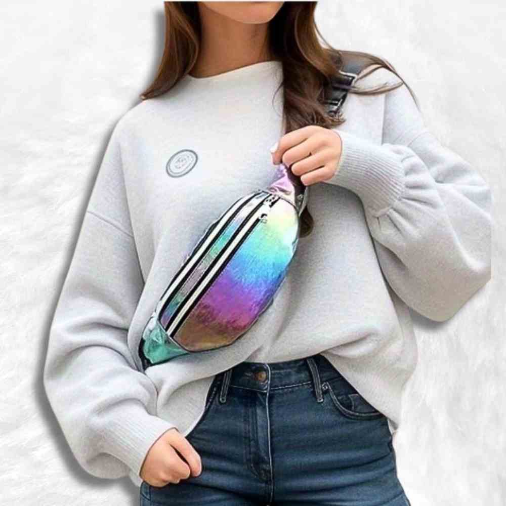Une femme porte élégamment le Sac Banane Irisé​ Multicolore