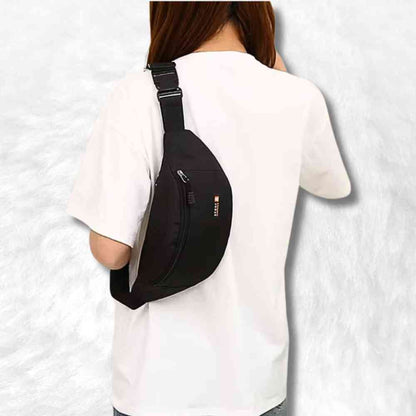 Sac Banane Sport​ noir porté par une femme
