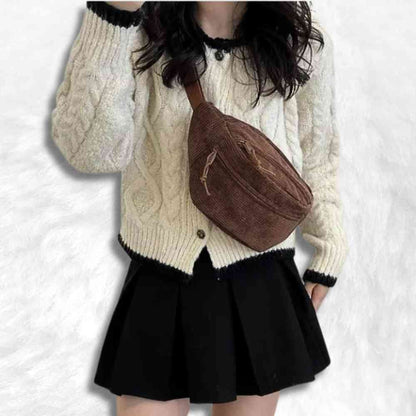 Une femme porte le Sac Banane Velours Côtelé​ marron