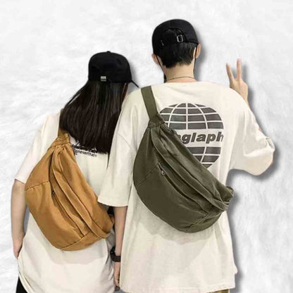 Sac Banane XL vert sur une femme et un homme