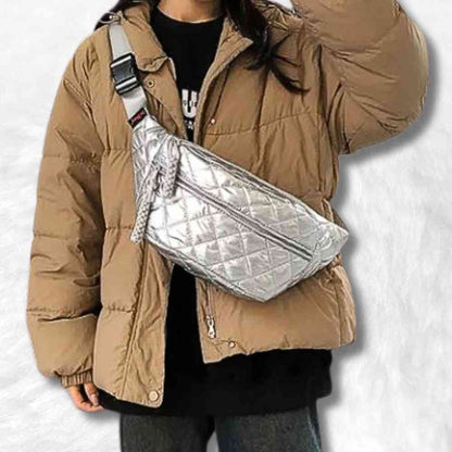 Sac Banane Argenté Brillant Matelassé porté par une femme