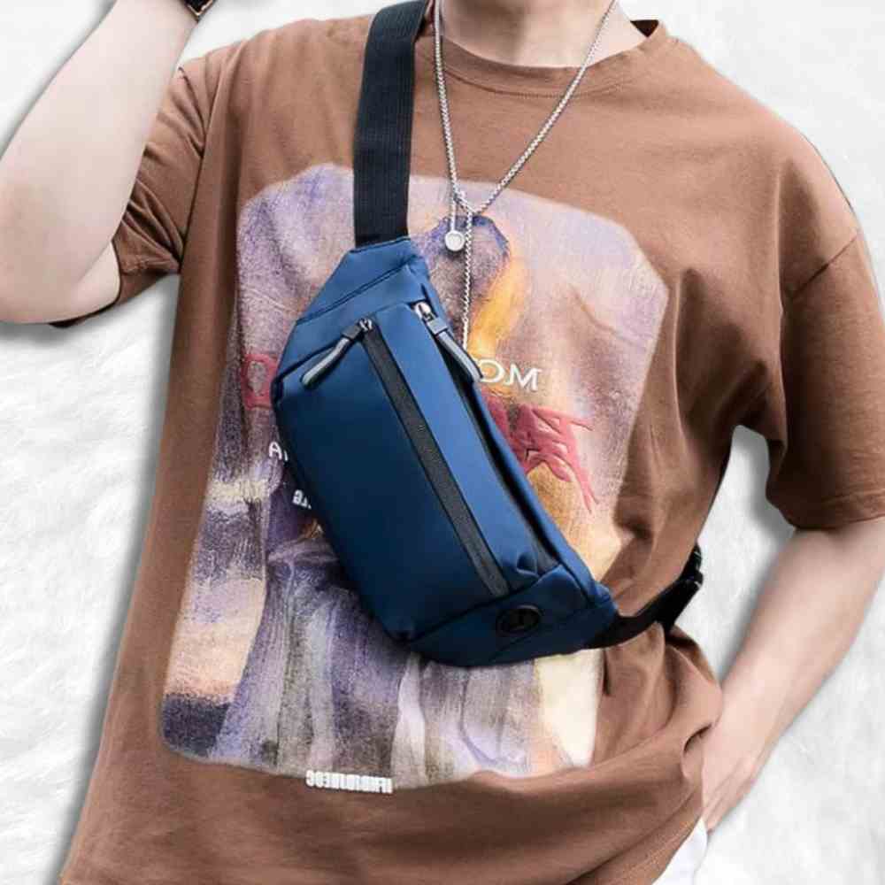 Un homme avec le Sac Banane Étanche bleu​ 