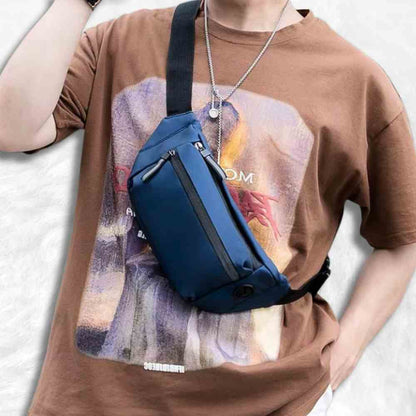 Un homme avec le Sac Banane Étanche bleu​ 