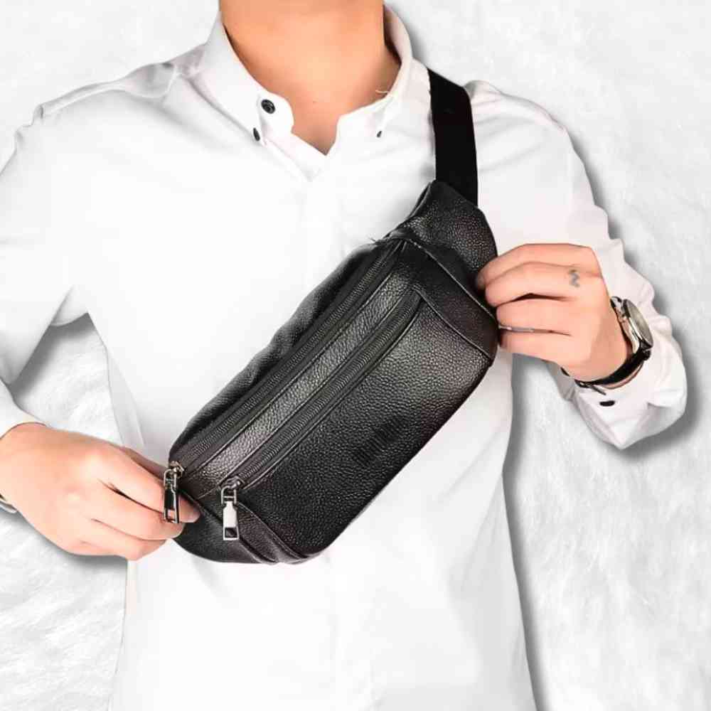 Sac Banane Homme Cuir noir sur un homme