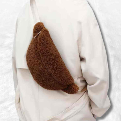 Une femme avec le Sac Banane Moumoute​ marron sur elle