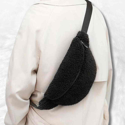 Une femme portant le Sac Banane Moumoute​ noir