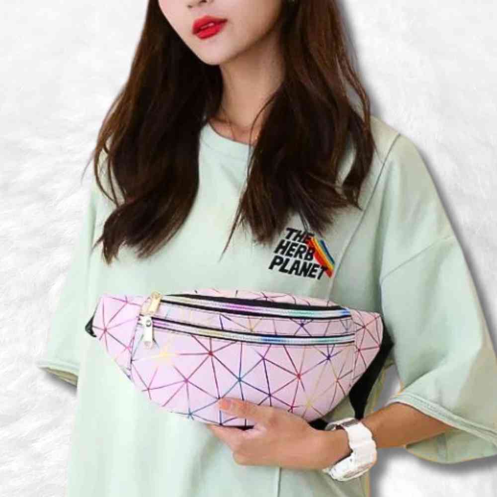 Sac Banane Multicolore​ rose porté par une femme