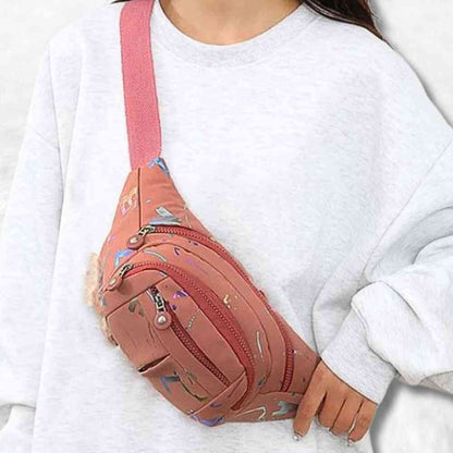 Sac Banane Multipoches Femme rose​ porté par une femme