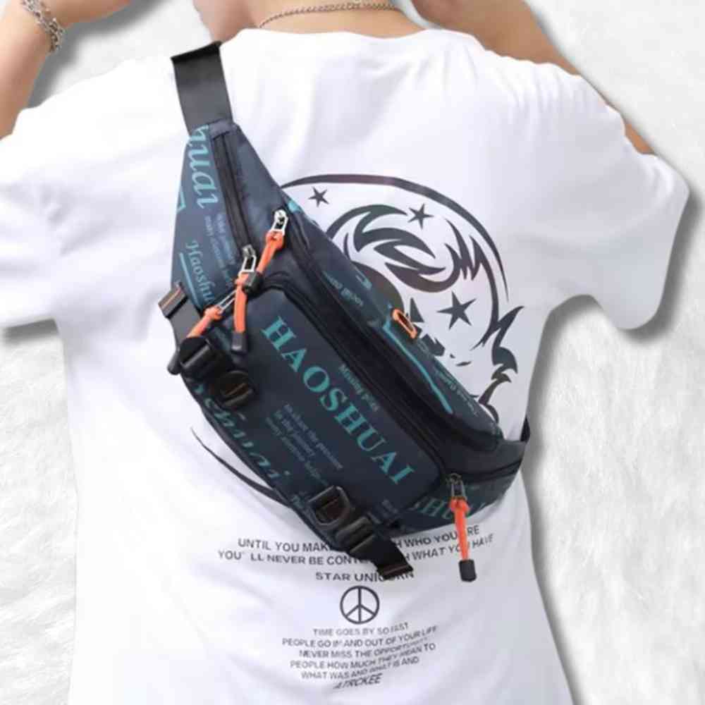 Sac Banane Voyage bleu sur un homme